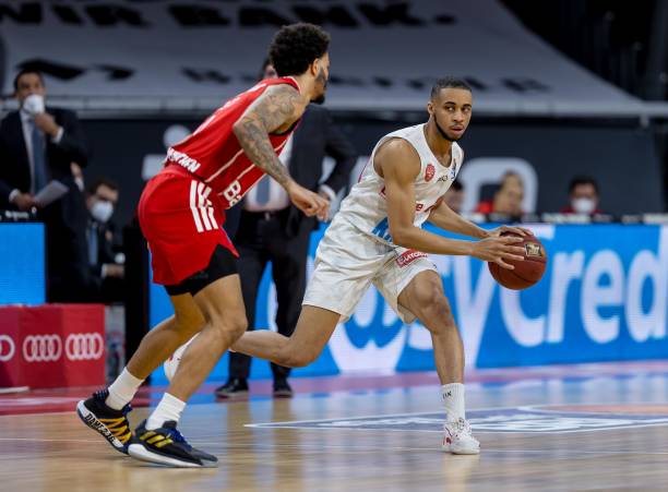 他在赛后采 他在赛后采